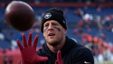J.J. Watt, defensa de los Cardinals de Arizona, juega a atrapar el balón con aficionados previo a cada partido de la NFL. Así lo hizo antes del juego contra los Broncos de Denver, el domingo 18 de diciembre de 2022.