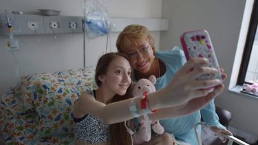 Fotografía cedida por la Presidencia de Chile, sábado 28 de febrero de 2015, que muestra a la mandataria chilena, Michelle Bachelet, mientras se toma una fotografía con Valentina Maureira, la joven de 14 años que padece fibrosis quística y que pidió en