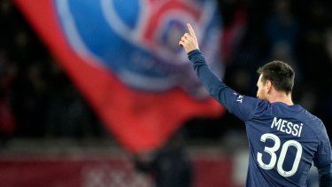 Lionel Messi celebra tras anotar el segundo gol del Paris Saint-Germain en el partido contra Angers por la liga francesa, el miércoles 11 de enero de 2023, en París. 