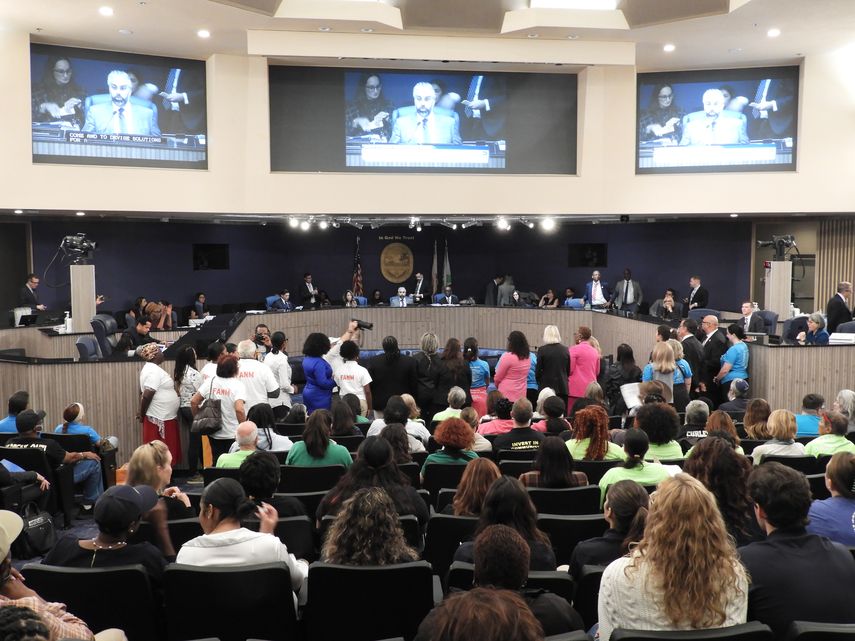 El pleno de la Comisión de Miami-Dade.