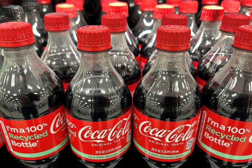 Botellas de Coca-Cola están en la estantería de una tienda en Stevensville, Maryland, el 25 de marzo de 2025.