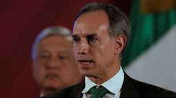El subsecretario de salud de México, Hugo López-Gatell, habla con reporteros durante la conferencia de prensa diaria del presidente en Ciudad de México, el martes 24 de marzo de 2020. 