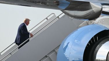 El presidente de Estados Unidos Donald J. Trump sube al Air Force One para su viaje al Medio Oriente.