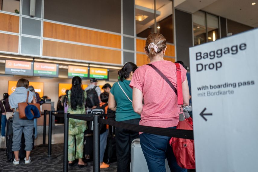 La gente espera en fila para registrarse antes de partir en el Aeropuerto Internacional Austin-Bergstrom.