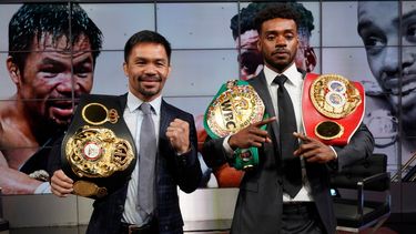 Manny Pacquiao, a la izquierda, y Errol Spence Jr. posan para una foto en una conferencia de prensa en un recinto de Fox Studios en Los Ángeles