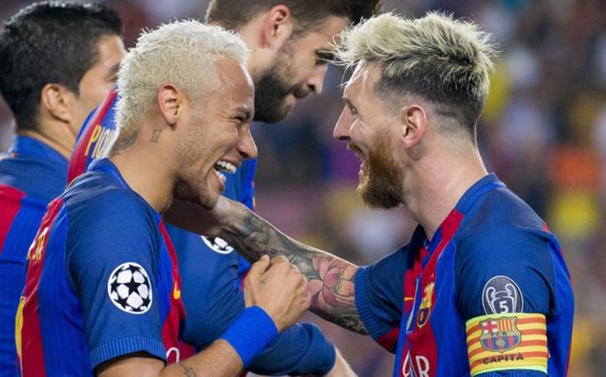 Neymar (izquierda) reconoció que ha conversado con Messi (derecha) y Luis Suárez mantenerse juntos en el Barcelona por la amistad que los une&nbsp;