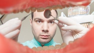 La mejor forma de prevenir la gingivitis es mantener una buena higiene oral, cepillándose los dientes por lo menos dos veces al día y usando el hilo dental. (Archivo)