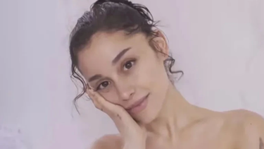 Captura de pantalla el video promocional de la línea God Is A Woman Body, de&nbsp;Ariana Grande