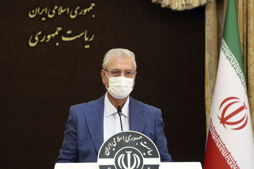 En esta foto distribuida por el sitio web oficial de la oficina de la presidencia iraní, el vocero del gabinete Ali Rabiei habla en su conferencia de prensa semanal en Teherán, martes 6 de julio de 2021.