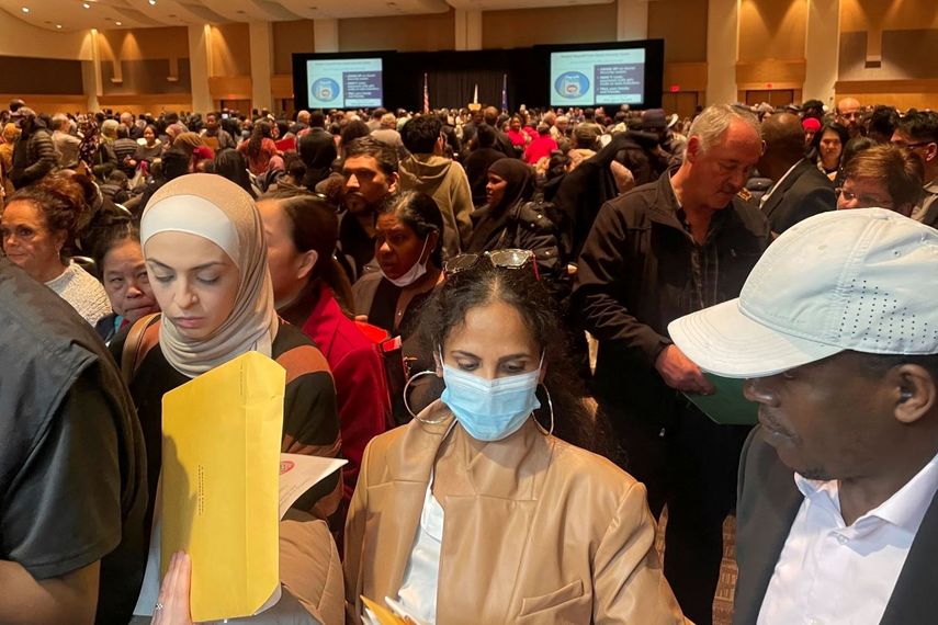 Cientos de personas reciben la ciudadanía estadounidense durante una ceremonia de obtención de la nacionalidad en un centro de convenciones en St. Paul, Minnesota, el 9 de marzo de 2023.