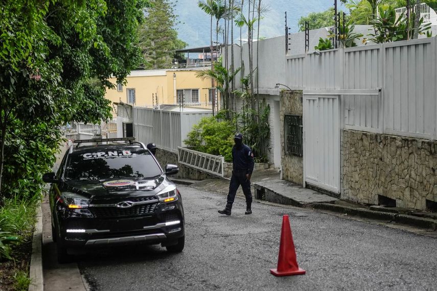 Una patrulla de la policía estacionada afuera de la embajada de Argentina, donde algunos miembros de la oposición venezolana están asilados, en Caracas, Venezuela, el miércoles 31 de julio de 2024. 