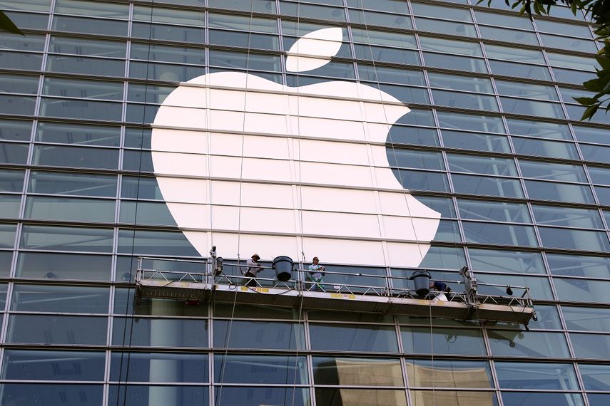 El logotipo de Apple visto en un edificio en San Francisco.