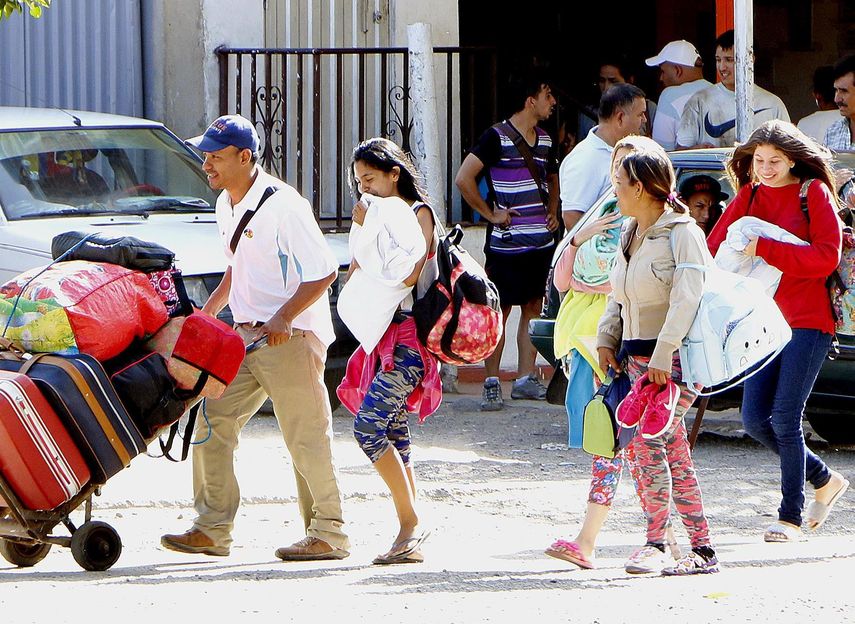 Un total de 63.000 venezolanos cruzan a diario la frontera entre Colombia y Venezuela, 2.500 de los cuales se quedan en el país