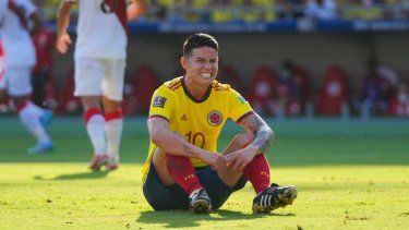 El jugador James Rodríguez reacciona luego de fallar un disparo en un encuentro entre su selección de Colombia y Perú.