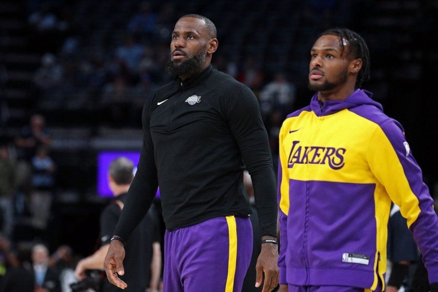 LeBron James (izquierda) y su hijo Bronny previo a un juego de los Lakers de Los Ángeles contra los Grizzlies de Memphis, el 6 de noviembre de 2024.