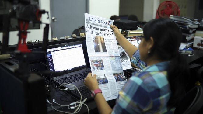 &nbsp; Una periodista sostiene una copia del diario La Prensa en Managua, Nicaragua, el viernes 7 de febreri de 2020.&nbsp;