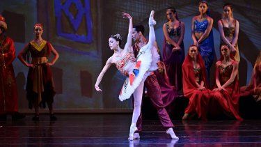 Los bailarines Katherine Barkman y Oscar Sánchez en Le Corsaire Suite.
