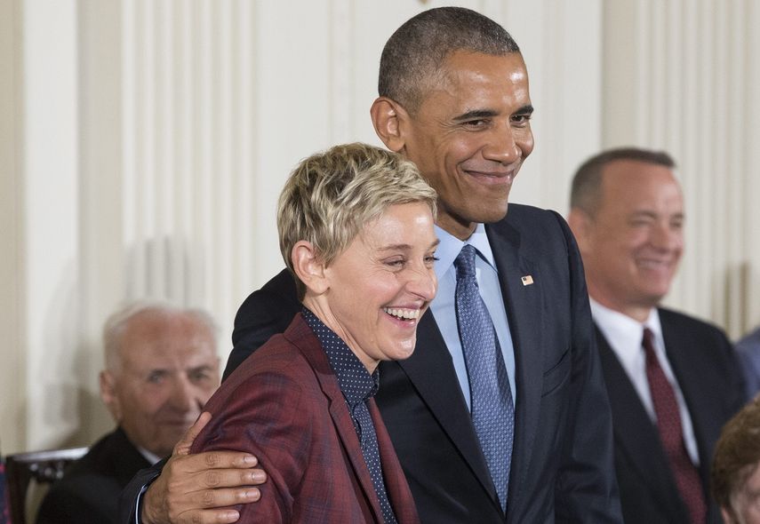 Barack&nbsp;Obama felicita a la estrella de la televisión estadounidense Ellen DeGeneres durante la ceremonia de entrega de los premios Medalla de la Libertad