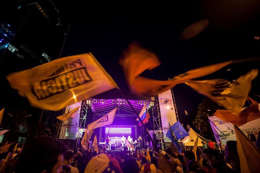 Mientras Maduro dio un discurso en una de las principales avenidas de Caracas, la oposición se multiplicó y sus líderes recorrieron el país en diferentes eventos. El más destacado fue el mega concierto de cierre con políticos, cantantes y humoristas