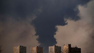 Nubes de humo cubren el cielo luego de un bombardeo ruso en las afueras de Kiev, Ucrania, el viernes 25 de marzo de 2022.&nbsp;