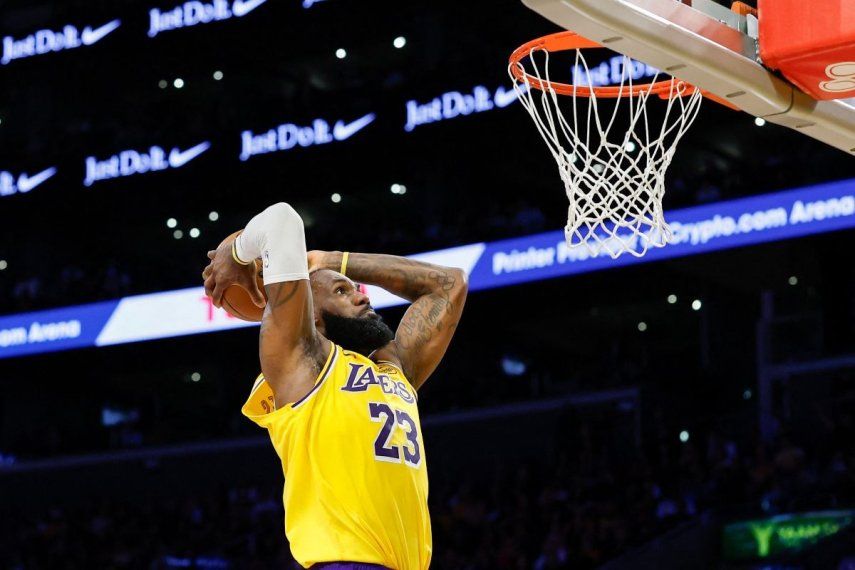 El astro LeBron James, de los Lakers de Los Ángeles, salta para encestar un balón en un partido, el 30 de abril de 2025.