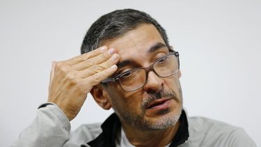 Carlos Villamizar, un vicepresidente de DirecTV en Venezuela, hace declaraciones a la prensa antes de entregarse a las autoridades en Caracas, el viernes 5 de junio de 2020.