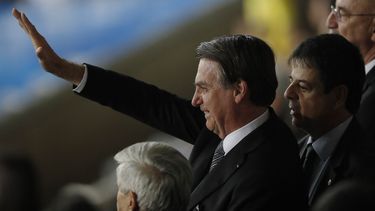 &nbsp;El presidente brasileño Jair Bolsonaro saluda a sus simpatizantes antes de una semifinal de la Copa América entre Brasil y Argentina en Belo Horizonte, Brasil, el martes 2 de julio de 2019.&nbsp;&nbsp;