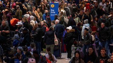 Los pasajeros pasan por la línea de entrega de equipaje en el Aeropuerto Internacional Thurgood Marshall de Baltimore/Washington en Linthicum, Maryland, durante los viajes navideños.  