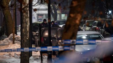 La policía y las unidades de protección civil aseguran la escena del crimen después de que un hombre armado matara a varias personas en el pueblo de Bajice, cerca de Cetinje, el 1 de enero de 2025.