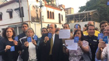 Diputados opositores en la Comandancia de la Guardia Nacional con la Constitución en mano exigiendo elecciones y el cese de la represión en protestas.