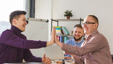 Diario las Américas | group-corporate-workers-together-office FREEPIK