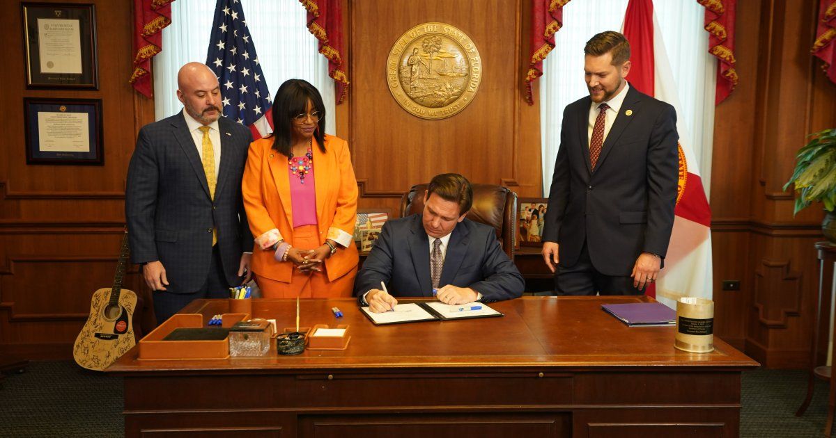 Llega a escritorio de DeSantis proyecto de ley de prohibición total de celulares en escuelas de Florida