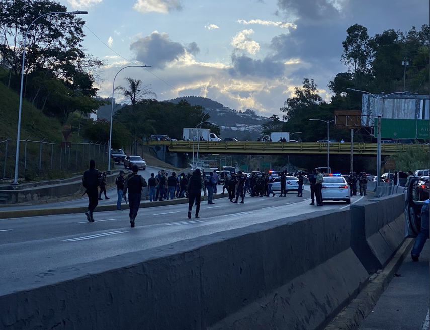 Funcionarios del Cuerpo de Investigaciones Cient&iacute;ficas, Penales y Criminal&iacute;sticas (CICPC) y de la&nbsp;Fuerza de Acciones Especiales&nbsp;de la Polic&iacute;a Nacional Boliviariana (FAES-PNB) se enfrentaron en plena v&iacute;a p&uacute;blica.&nbsp;CORTES&Iacute;A&nbsp;