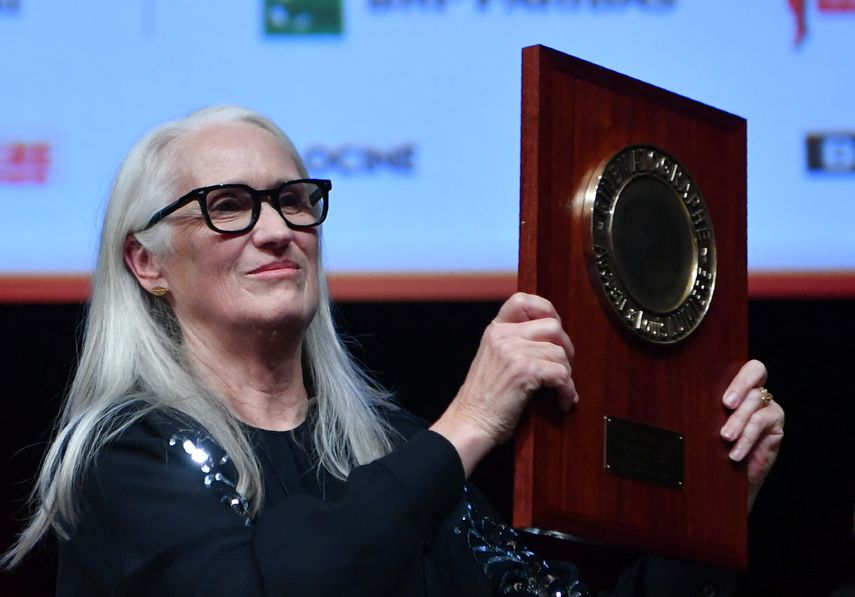 La directora neozelandesa Jane Campion celebra el premio Lumiere durante la ceremonia del Festival de cine Lumiere, en Lyon, centro-este de Francia, el 15 de octubre de 2021.