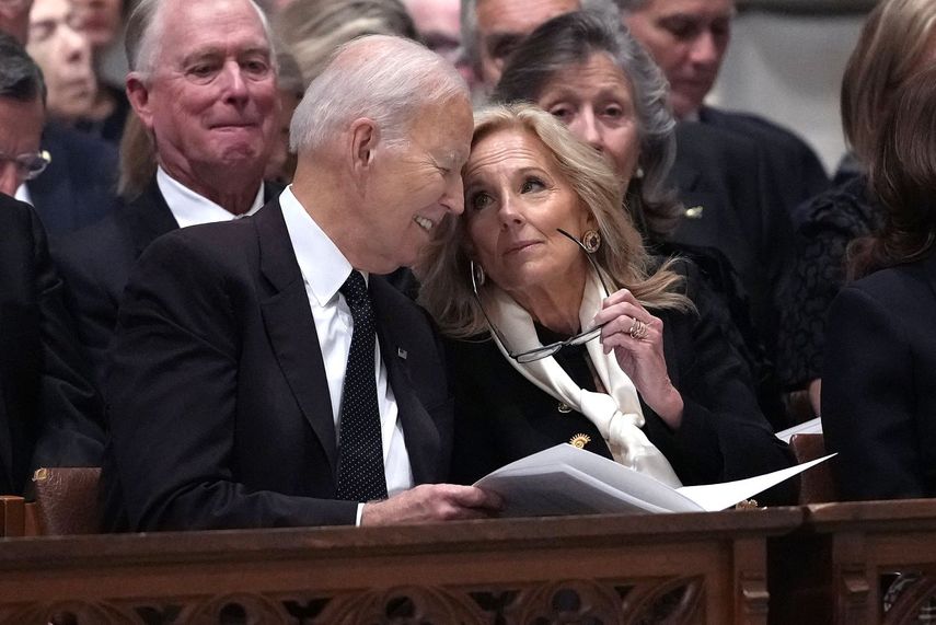 El expresidente de Estados Unidos Joe Biden y la exprimera dama Jill Biden asistieron al servicio fúnebre del exvicepresidente Dick Cheney en la Catedral Nacional el 20 de noviembre de 2025 en Washington, DC. Pence observa con detenimiento a Biden.