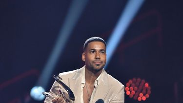 Romeo Santos acepta un premio en la edición&nbsp; 38 de Premio Lo Nuestro en el Kaseya Center, en Miami, Florida.