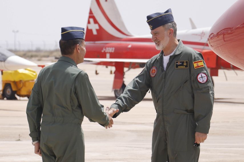 El Rey Felipe VI (d) a su llegada a la Academia General del Aire y del Espacio (AGA), a 14 de junio de 2025, en San Javier, Región de Murcia (España).&nbsp;