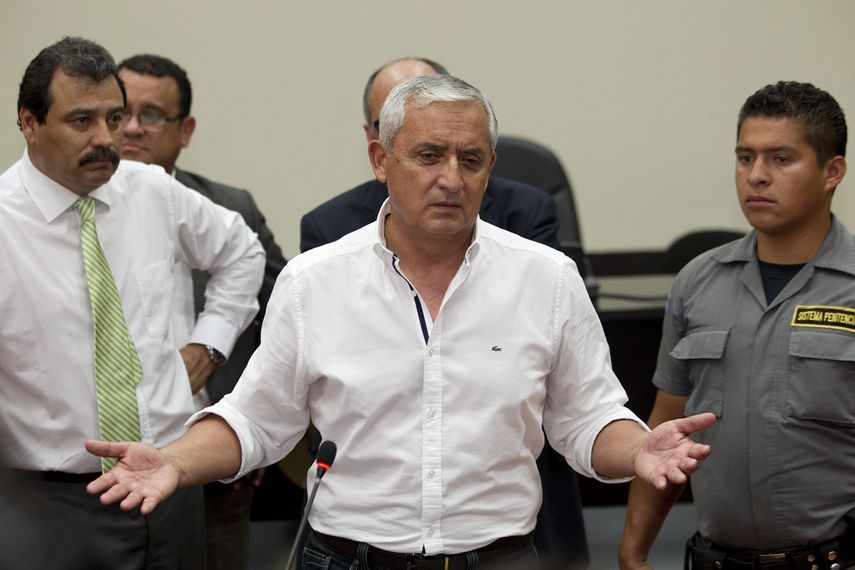 En esta foto de archivo del 28 de marzo de 2016, el presidente guatemalteco Otto Pérez Molina, al centro, habla con la prensa después de asistir a una audiencia en una corte en Ciudad de Guatemala.&nbsp;