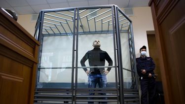 Andrei Pivovarov, exdurigente del movimiento Rusia Abierta, está en una jaula de vidrio durante una audiencia judicial en Krasnodar, Rusia, 2 de junio de 2021. Pivovarov fue condenado a cuatro años de prisión por dirigir una organización indeseable. Sus seguidores dicen desconocer su paradero desde hace un mes.