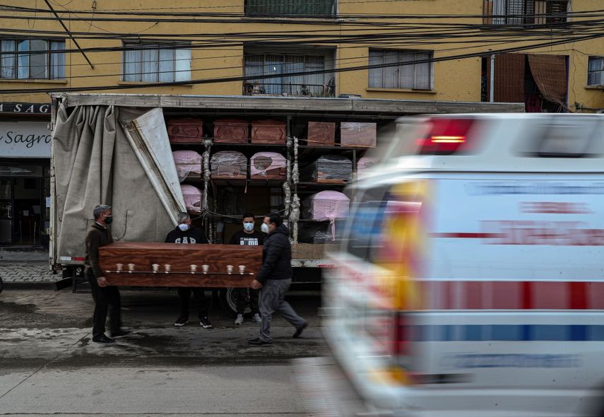 Los empleados de Bergut Servicios F&uacute;nebres entregan ata&uacute;des a una tienda funeraria en Santiago, Chile, el viernes 19 de junio de 2020. La producci&oacute;n de ata&uacute;des ha aumentado un 120%, seg&uacute;n el propietario Nicol&aacute;s Bergerie, debido a la pandemia del nuevo coronavirus.&nbsp;