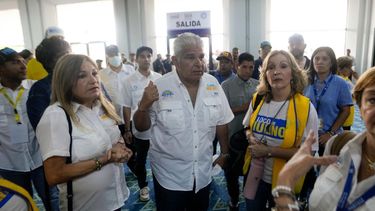 El presidencial de Realizando Metas, José Raúl Mulino, después de votar candidato en las elecciones generales en Ciudad de Panamá, el domingo 5 de mayo de 2024.