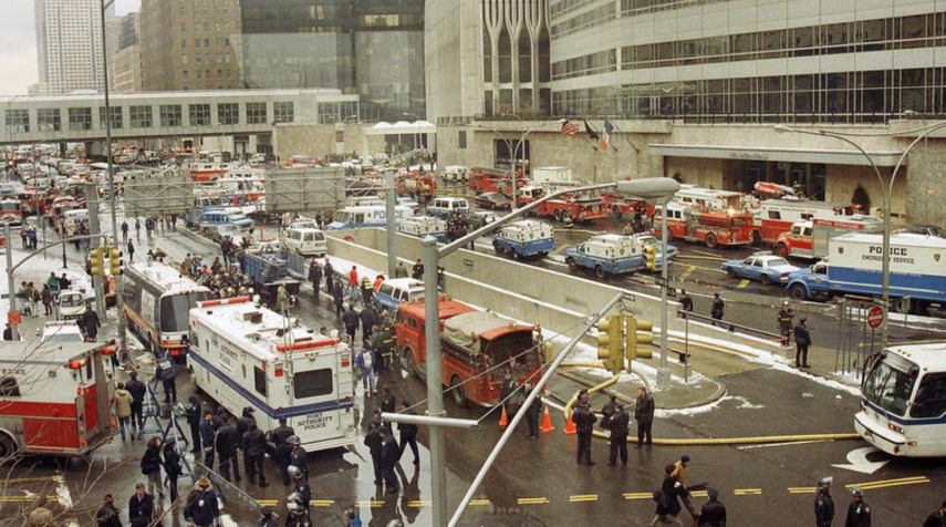 En esta foto de archivo del 26 de febrero de 1993, vehículos y personal de emergencia llenan la calle West de Nueva York luego de una explosión que sacudió el World Trade Center. Fue un ataque terrorista.