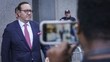 ARCHIVO - El actor Kevin Spacey sale de la corte en Nueva York, el martes 11 de octubre de 2022. El actor galardonado con dos Premios de la Academia Kevin Spacey, cuya carrera estelar se vio afectada por acusaciones de agresión sexual, comenzó su juicio en Londres el 28 de junio de 2023, acusado de delitos sexuales contra cuatro hombres en Gran Bretaña.