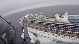 En esta imagen tomada de un video cortes&iacute;a de la Guardia Nacional de California, un helic&oacute;ptero del 129no batall&oacute;n de rescate sobrevuela el crucero Gran Princess frente a las costas de California, el jueves 5 de marzo de 2020. El barco estuvo en M&eacute;xico.&nbsp;