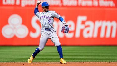 Francisco Lindor de los Mets de Nueva York lanza hacia la primera base para un out ante batazo de Trea Turner, de los Filis de Filadelfia, durante la primera entrada del juego de béisbol del domingo 15 de septiembre de 2024, en Filadelfia.