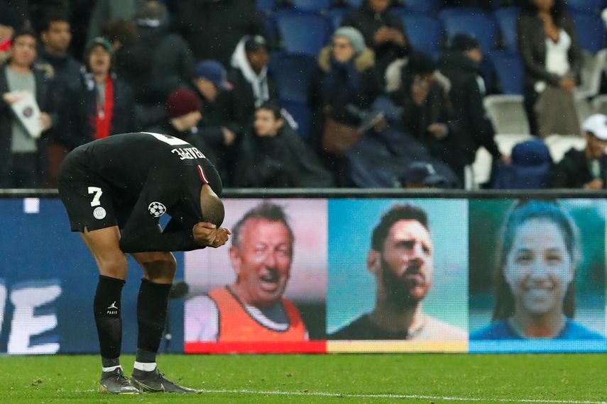 En esta foto de archivo del 6 de marzo de 2019, Kylian Mbapp&eacute;, delantero del Par&iacute;s Saint-Germain, se agacha al finalizar la vuelta de los octavos de final de la Liga de Campeones ante el Manchester United&nbsp;