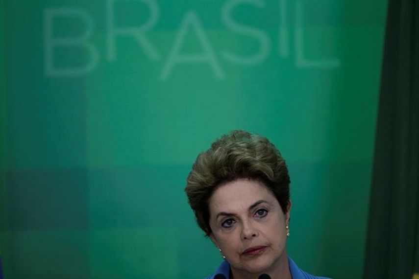 La presidenta brasileña Dilma Rousseff habla en una rueda de prensa en Brasilia donde volvió a negar las acusaciones en su contra y dijo que es víctima de una gran injusticia. (EFE)