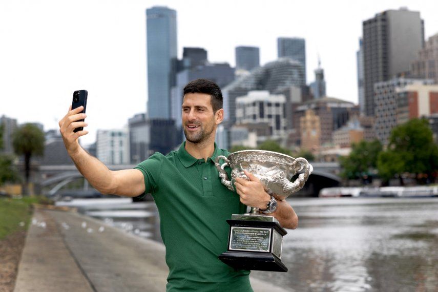 El serbio Novak Djokovic se toma un selfie con el trofeo del Abierto de Australia en Melbourne