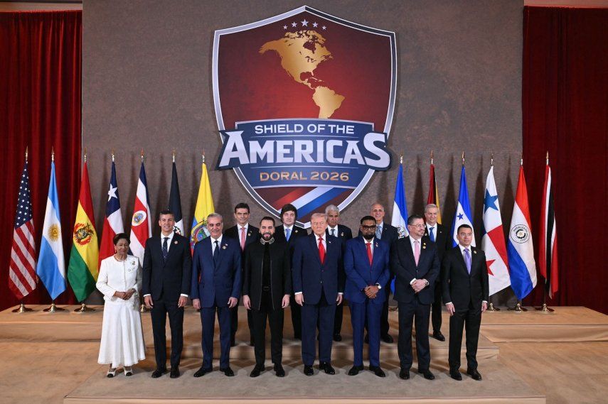 El presidente de Estados Unidos, Donald Trump (centro), junto a (izq./der.), la primera ministra de Trinidad y Tobago, Kamla Persad-Bissessar, Santiago Peña, presidente de la República del Paraguay, Luis Abinader, presidente de la República Dominicana, Rodrigo Paz Pereira, presidente de Bolivia, Nayib Bukele, presidente de El Salvador, Javier Milei, presidente de Argentina, José Raúl Mulino, presidente de Panamá, Mohamed Irfaan Ali, presidente de Guyana, Nasry “Tito” Asfura, presidente de Honduras, Rodrigo Chaves Robles, presidente de Costa Rica, José Antonio Kast, presidente electo de Chile, y Daniel Roy Gilchrist Noboa Azín, presidente de Ecuador, durante una fotografía grupal al inicio de la Cumbre Escudo de las Américas en Trump National Doral en Miami, Florida, el 7 de marzo de 2026.