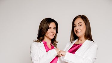 Las doctoras Klara Senior y Sofía Herrera.